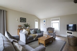 Cosy and spacious relaxing area with Smart TV and wifi 