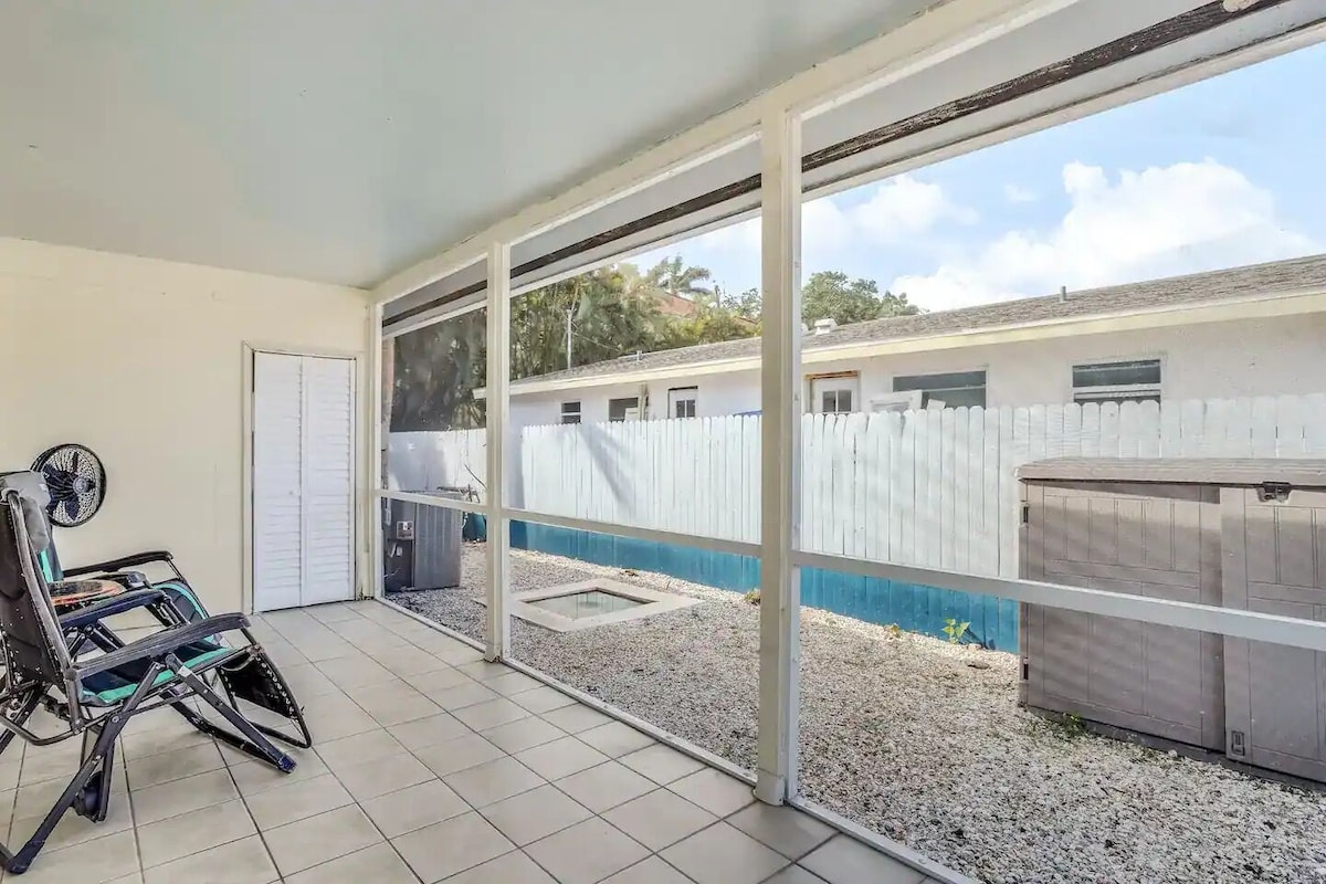 Quiet Home: Screened Porch + 2 Beach Cruisers (Unit A)