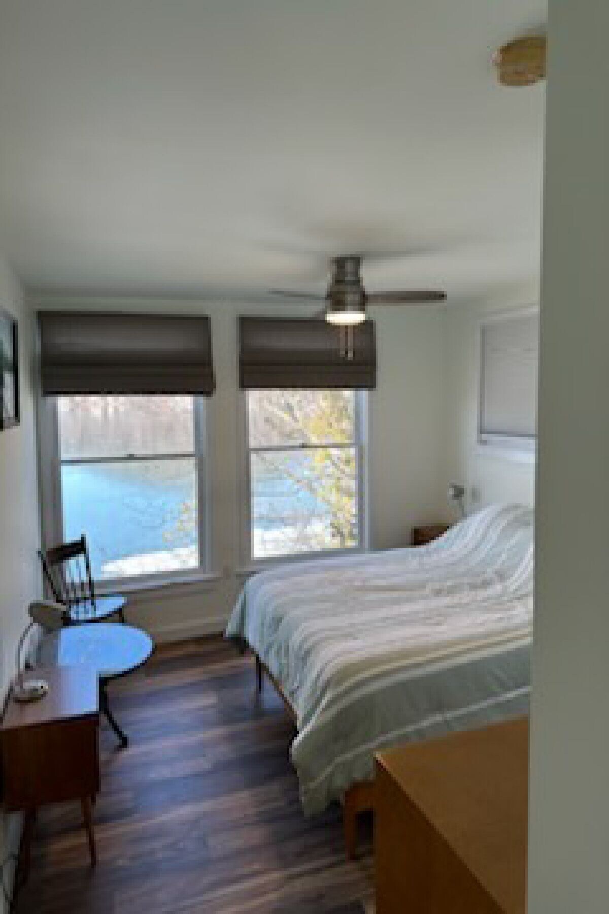 Cozy 2 bedroom cabin at Lake George water’s edge with deck & beautiful sunsets.