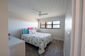 777 Guest Room with Queen Bed