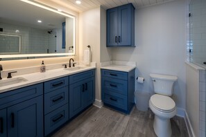 777 En Suite Master Bathroom