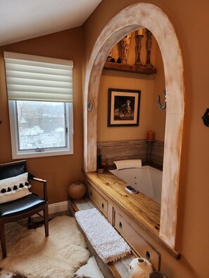 A cove with a hottub! Never will you run out of hot water with on demand heater.