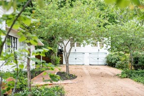 Parking is shared with the Boho House guests. The Boho Carriage House guests can park 2 vehicles in the driveway (tip to tail). 
