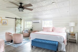 This studio cottage is perfect for you and your 3 besties! 