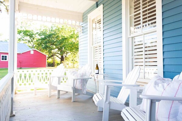 Sunrise coffee or sunset rosé? This front porch does both. 