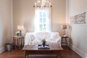 Style, elegance and just enough softness to stay all day.
