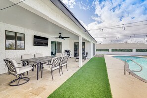 Private Patio | Grill | TV