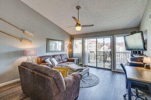 Living Room | Smart TV | Central Air Conditioning