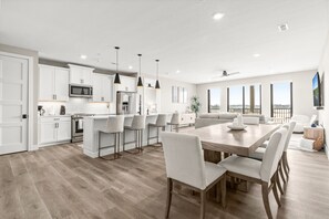 Dining area & kitchen