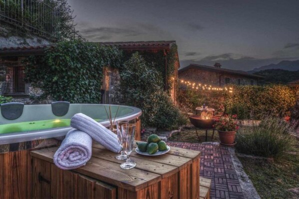 Outdoor spa tub