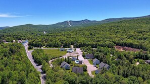 Welcome to our cozy getaway, perched right in the heart of Killington ski resort! Perfect for ski lovers & mountain dreamers alike.