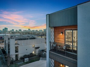 Just 3 miles from Broadway with stunning skyline views!