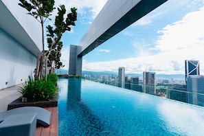 Piscina no piso superior