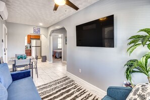 Living Room | Free WiFi | A/C Unit | Smart TV
