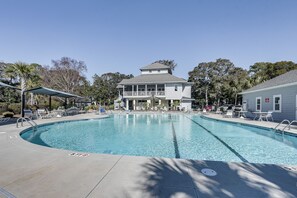 Community Amenities | Outdoor Pool