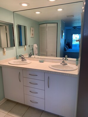2-107 Master Vanity