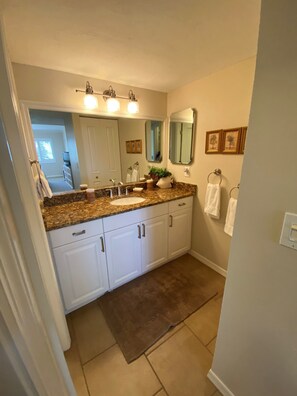 2-302 Master Vanity