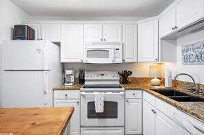Fully equipped kitchen includes toaster, Keurig coffeemaker and blender 