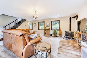 Living Room | 1st Floor | Smart TV | Gas Fireplace