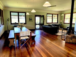 Lounge/dining room