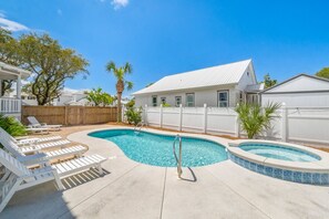 Private pool & hot tub!