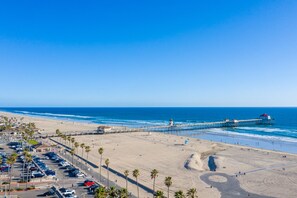 Come Enjoy the gentle breeze along 10 mile stretch of sandy beach! 