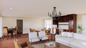Expansive Living Room w/3 different seating areas and wet bar w/mini fridge