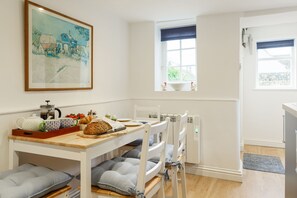 Clares Cottage Kitchen - StayCotswolds