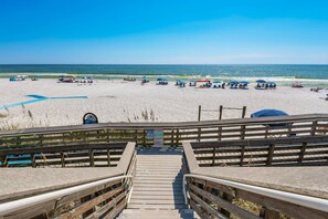 Only minutes from the beautiful white sandy beaches of the Emerald Coast!