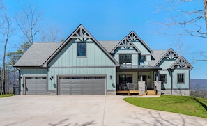 Spacious driveway