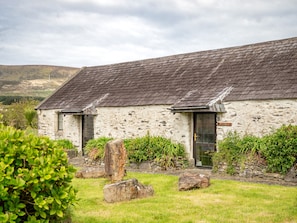 Exterior shot of Ventry Farm Rainbow Cottage Ventry County Kerry 