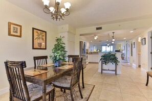 Large condo with open concept from front door to Lenai.