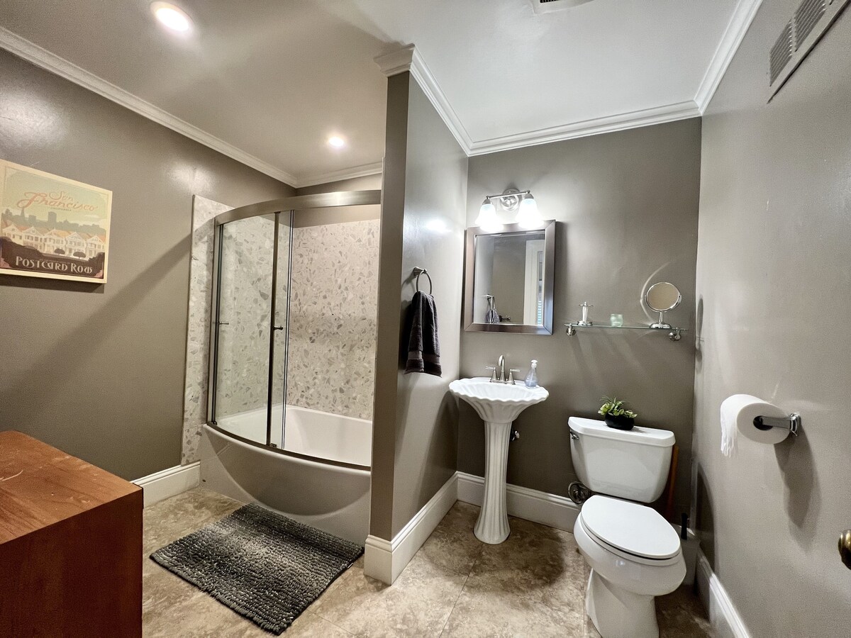 Cozy Downtown Burlingame Apt., Parking, 1/1