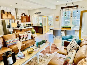 open concept floor plan, family room, kitchen, dining area.