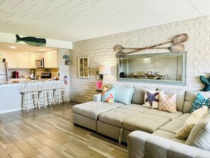 Living Room/Breakfast bar area