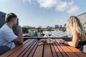 Rooftop deck (outdoor dining)