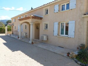 logement les Lavandes visible à droite. Parking privé situé au nord de la maison