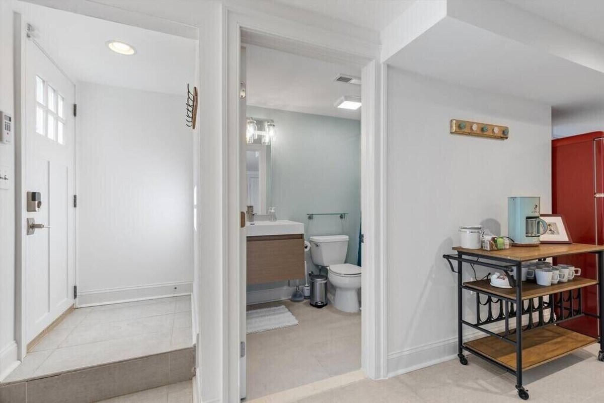 Stone’s Throw from Capitol Hill / Free Parking