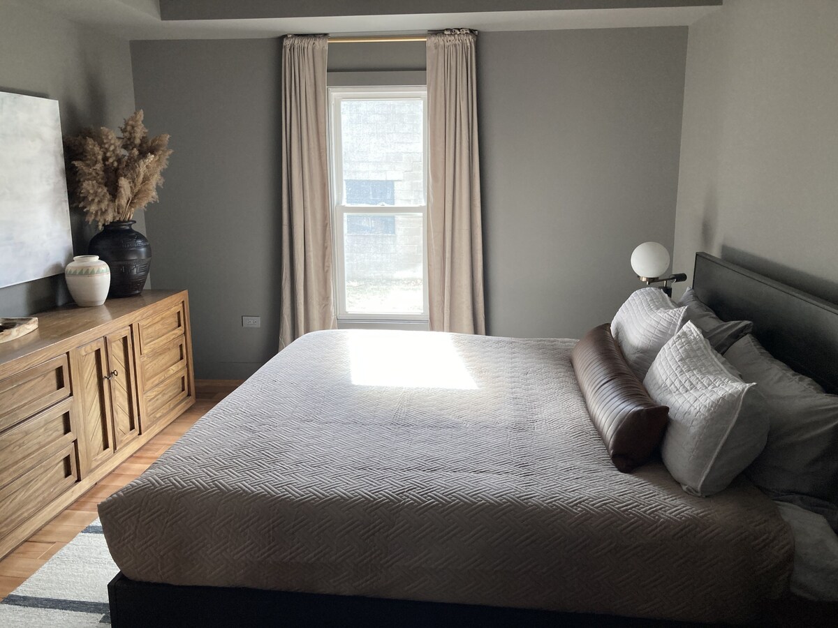 Spacious Designer Farmhouse in the heart of MI Wine Country, pet-friendly