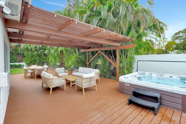 Outdoor Oasis with BBQ and Hot Tub Retreat