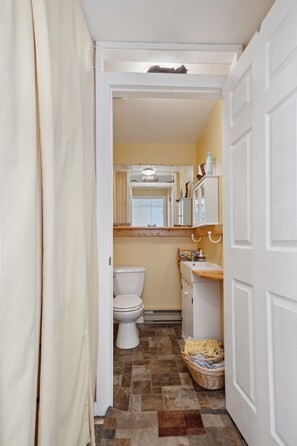 2nd Bathroom (1/2)