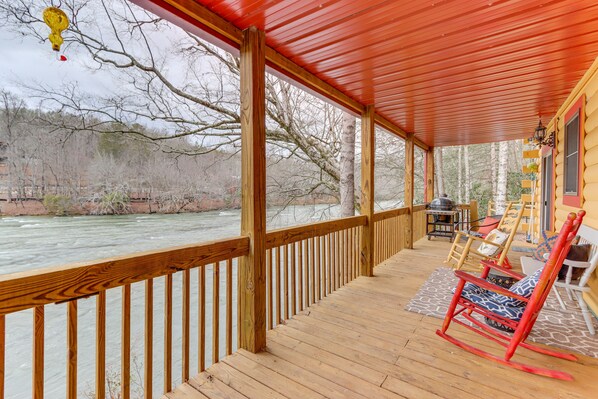Mineral Bluff Vacation Rental | 2BR | 2BA | 1,000 Sq Ft | Steps Required