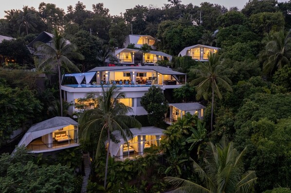 Fachada da propriedade à noite