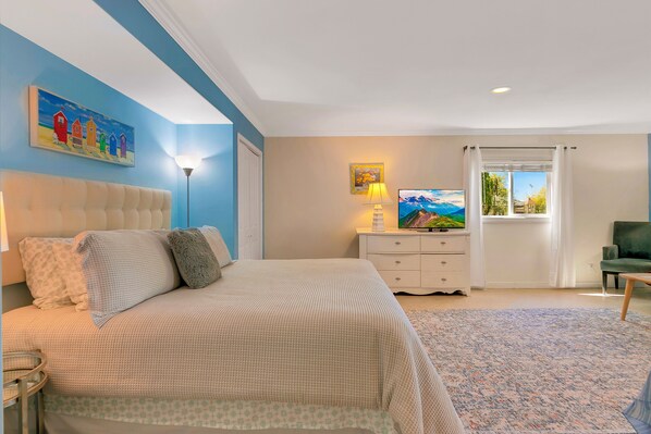 Light and bright studio guest casita with King-sized bed, futon, TV, kitchenette