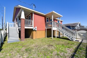 Single-Story Home | Exterior Staircase to Enter