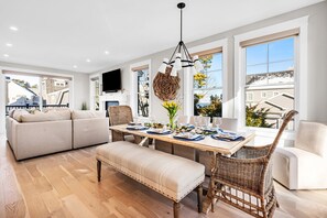 Enjoy the open concept main floor at Driftwood Beach Estate!  From entertaining, to eating, to time with familiar faces!