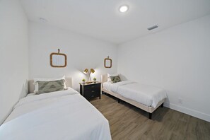 Guest Bedroom w/ 2 Twin beds and high quality bed sheets