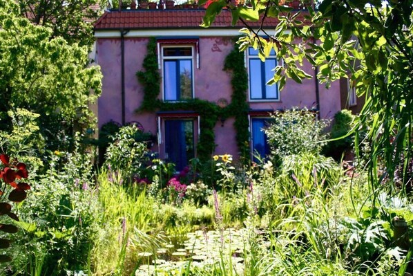 Außenseite Ferienhaus [Sommer]