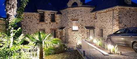 Façade Sud de la villa donnant sur jardin et parking.