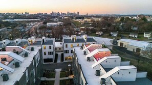 Enjoy this beautiful new townhome near Wedgewood Houston and only a short 2 mile Uber/Lyft to all the Lower Broadway Bars!
